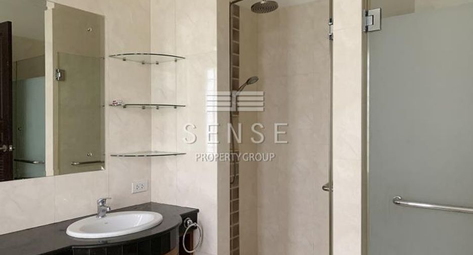 For rent 4 bedrooms house in Khlong Toei, Bangkok