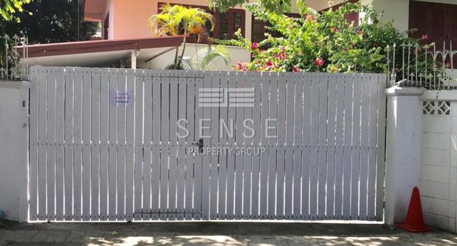 For rent 3 bedrooms house in Watthana, Bangkok