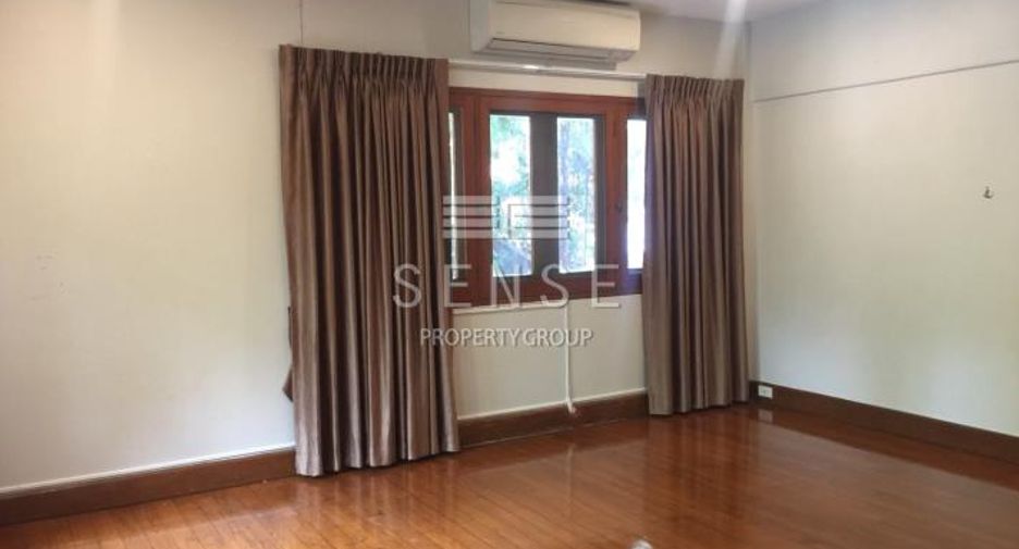 For rent 3 bedrooms house in Watthana, Bangkok