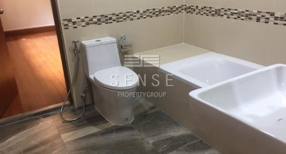 For rent 3 bedrooms house in Watthana, Bangkok