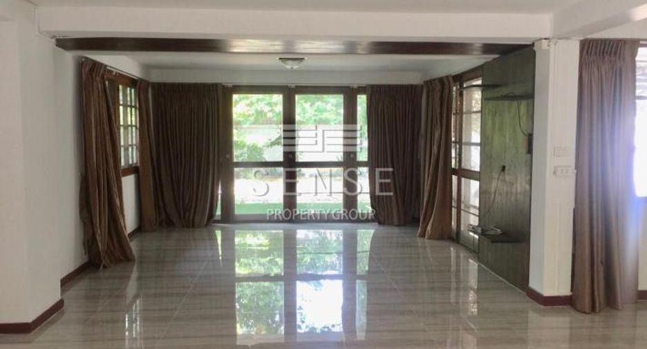 For rent 3 bedrooms house in Watthana, Bangkok