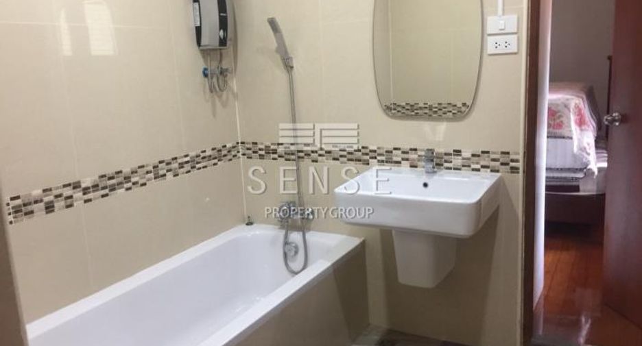 For rent 3 bedrooms house in Watthana, Bangkok