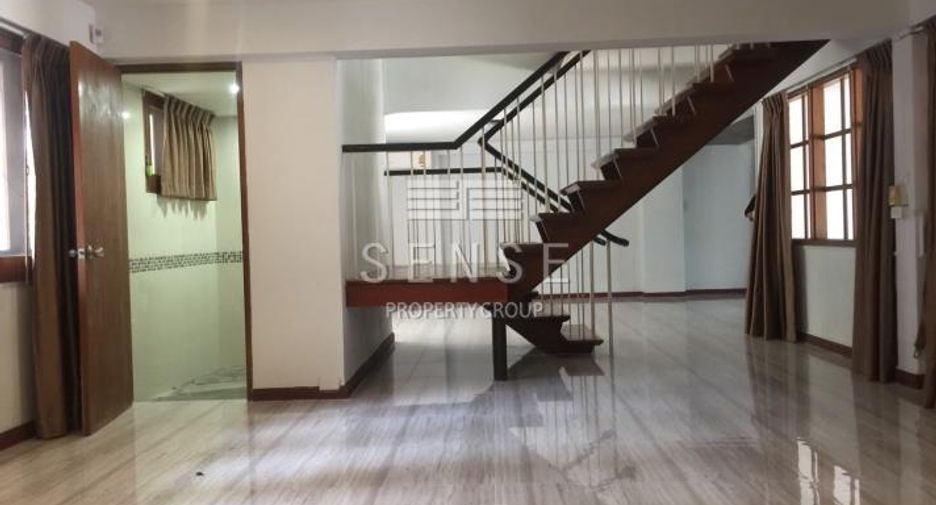 For rent 3 bedrooms house in Watthana, Bangkok