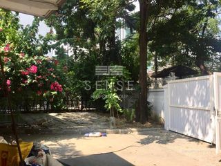 For rent 3 bedrooms house in Watthana, Bangkok
