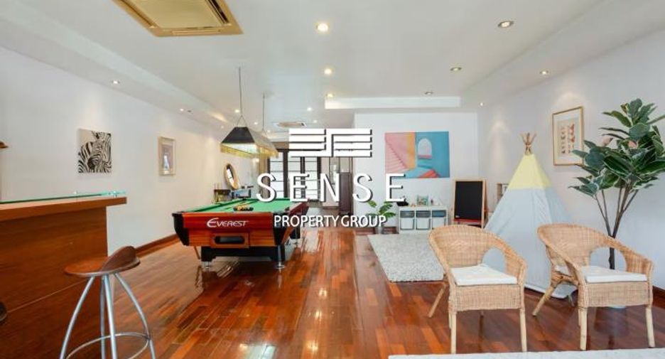 For sale and for rent 4 bedrooms townhouse in Watthana, Bangkok