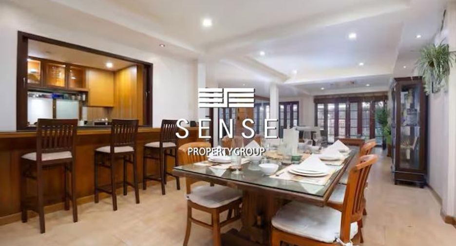 For sale and for rent 4 bedrooms townhouse in Watthana, Bangkok