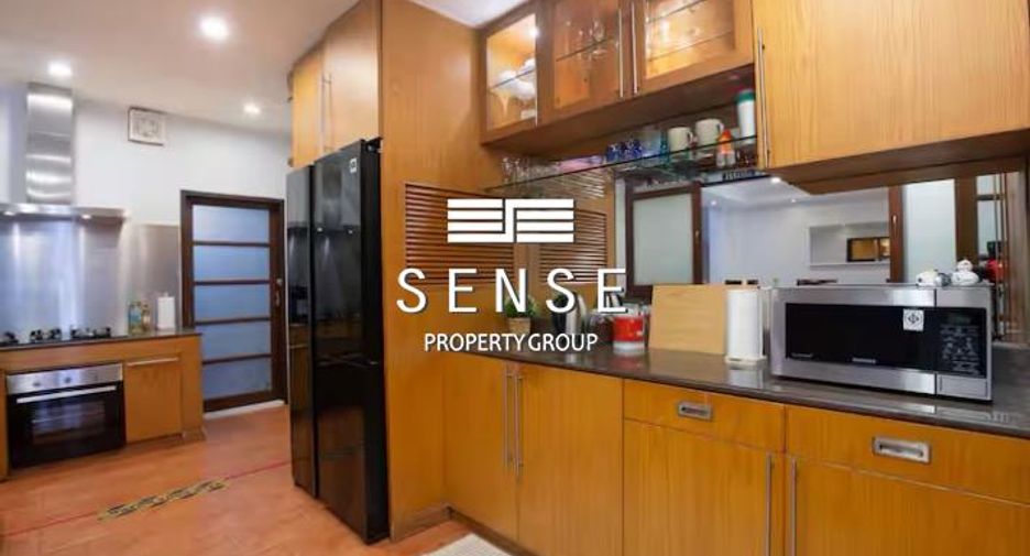 For sale and for rent 4 bedrooms townhouse in Watthana, Bangkok