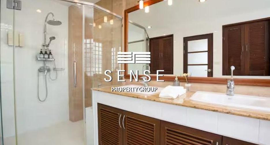 For sale and for rent 4 bedrooms townhouse in Watthana, Bangkok