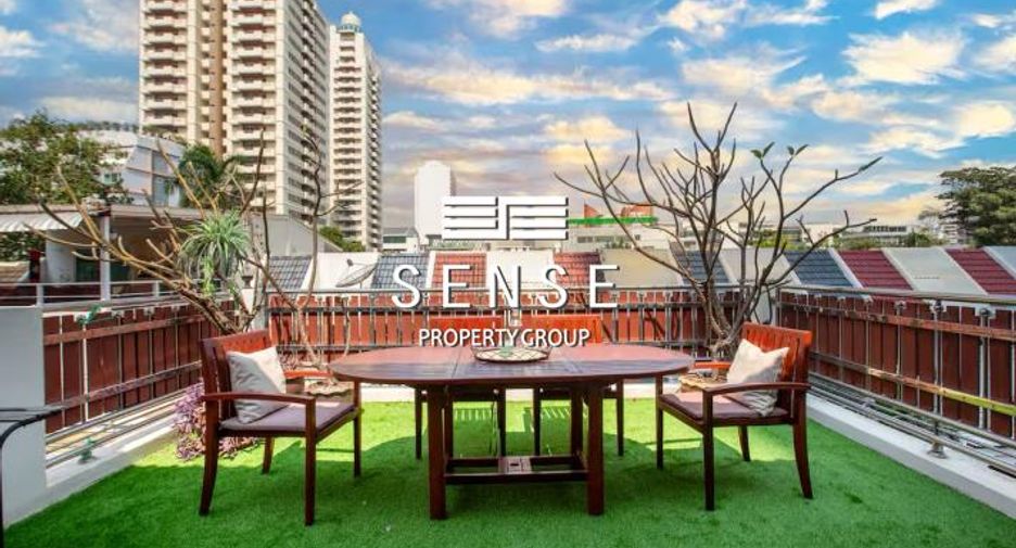 For sale and for rent 4 bedrooms townhouse in Watthana, Bangkok