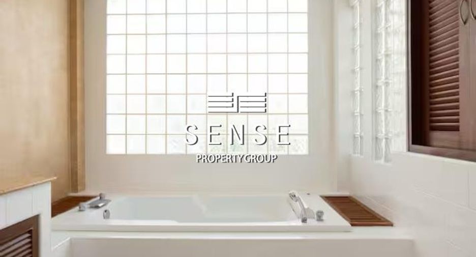 For sale and for rent 4 bedrooms townhouse in Watthana, Bangkok