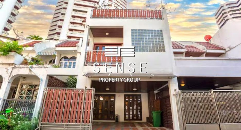 For sale and for rent 4 bedrooms townhouse in Watthana, Bangkok