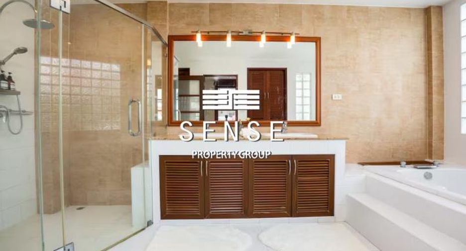 For sale and for rent 4 bedrooms townhouse in Watthana, Bangkok