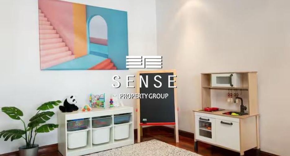 For sale and for rent 4 bedrooms townhouse in Watthana, Bangkok