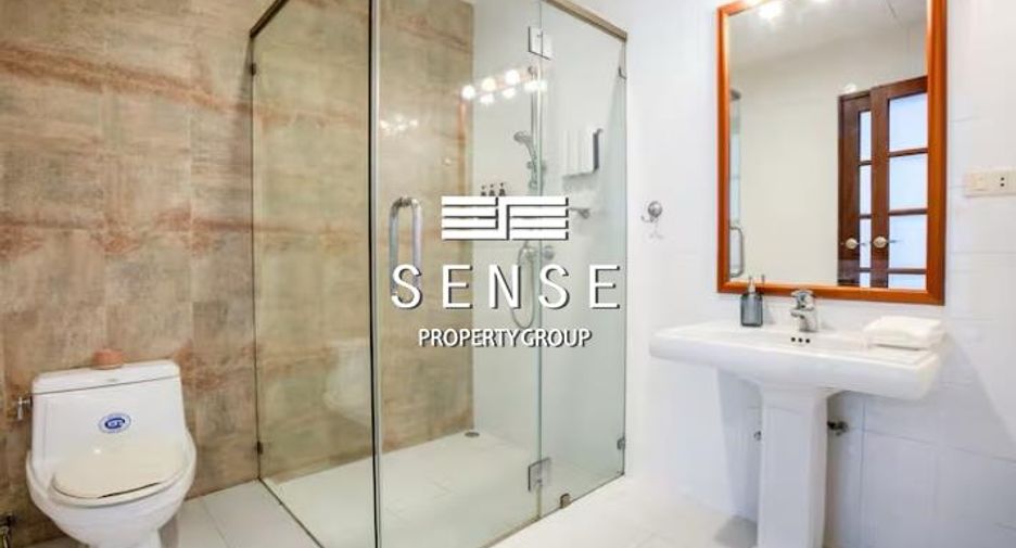 For sale and for rent 4 bedrooms townhouse in Watthana, Bangkok