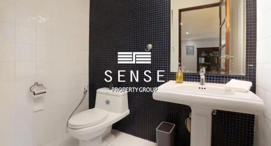 For sale and for rent 4 bedrooms townhouse in Watthana, Bangkok