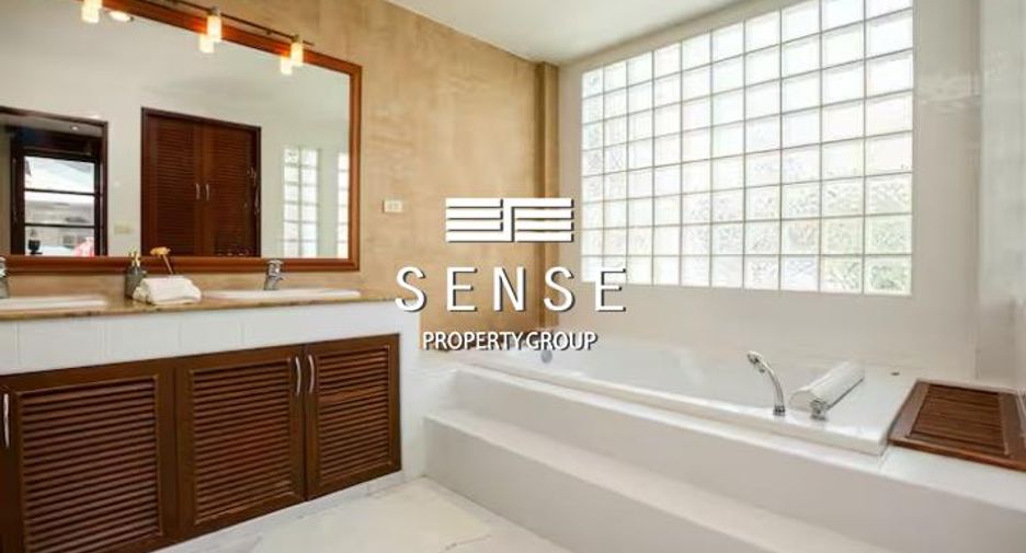 For sale and for rent 4 bedrooms townhouse in Watthana, Bangkok