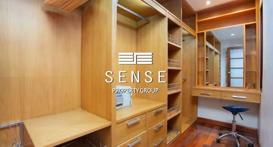 For sale and for rent 4 bedrooms townhouse in Watthana, Bangkok