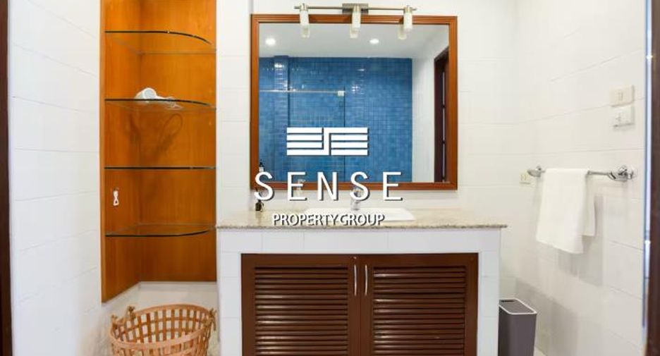 For sale and for rent 4 bedrooms townhouse in Watthana, Bangkok