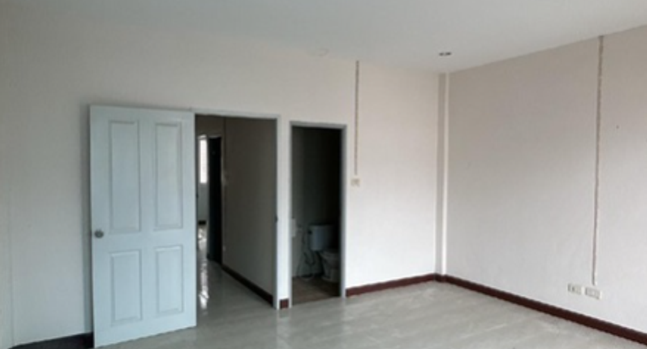 For sale 4 bedrooms townhouse in Mueang Chachoengsao, Chachoengsao