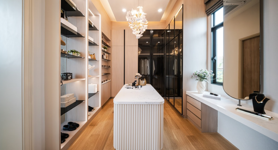 For sale 4 bedrooms house in Taling Chan, Bangkok