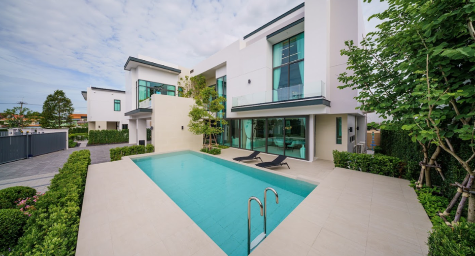 For sale 4 bedrooms house in Taling Chan, Bangkok