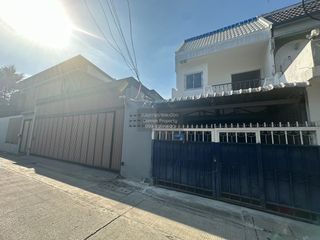 出售 2 卧室 联排别墅 在 Bang Phlat, 曼谷