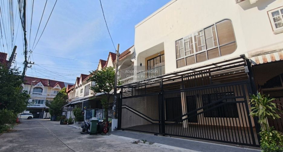 For sale 4 bedrooms townhouse in Wang Thonglang, Bangkok