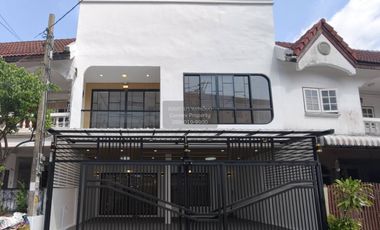 Casa adosada en venta de 4 habitaciones en Wang Thonglang, Bangkok