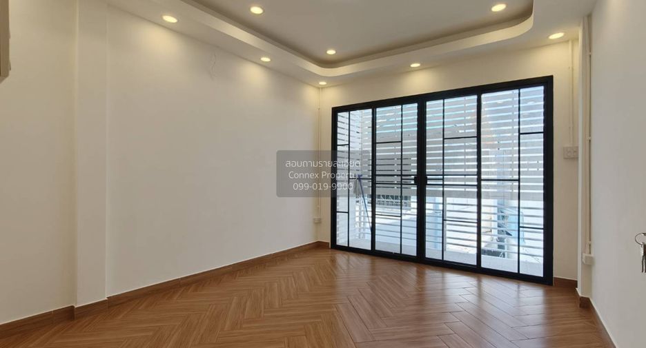 For sale 4 bedrooms townhouse in Wang Thonglang, Bangkok