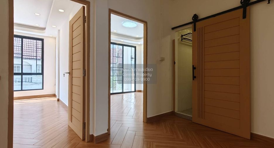 For sale 4 bedrooms townhouse in Wang Thonglang, Bangkok