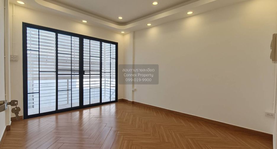 For sale 4 bedrooms townhouse in Wang Thonglang, Bangkok