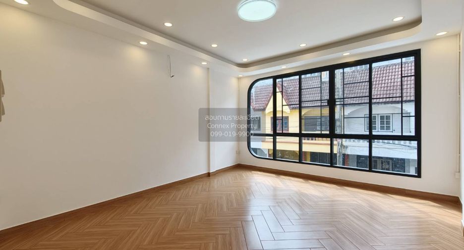 For sale 4 bedrooms townhouse in Wang Thonglang, Bangkok