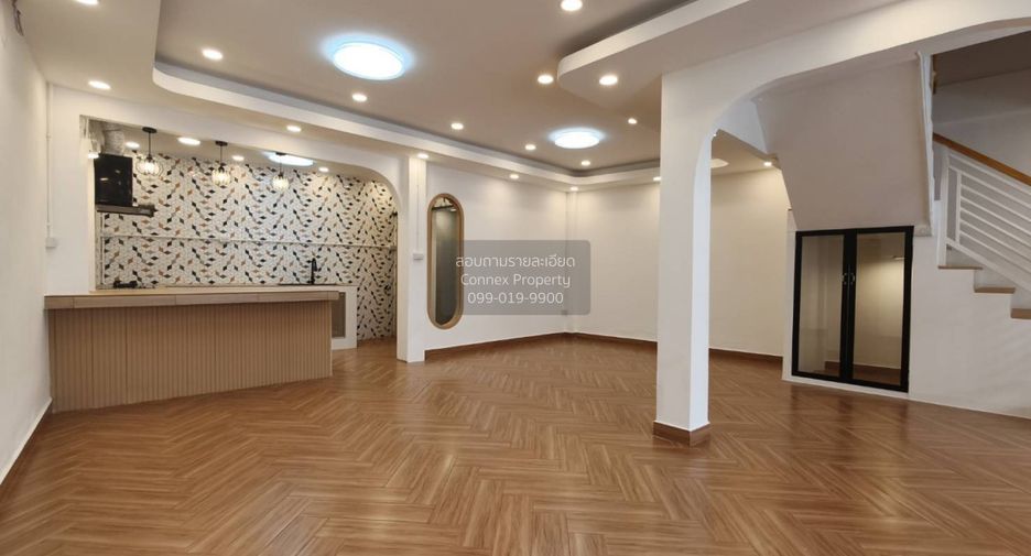 For sale 4 bedrooms townhouse in Wang Thonglang, Bangkok