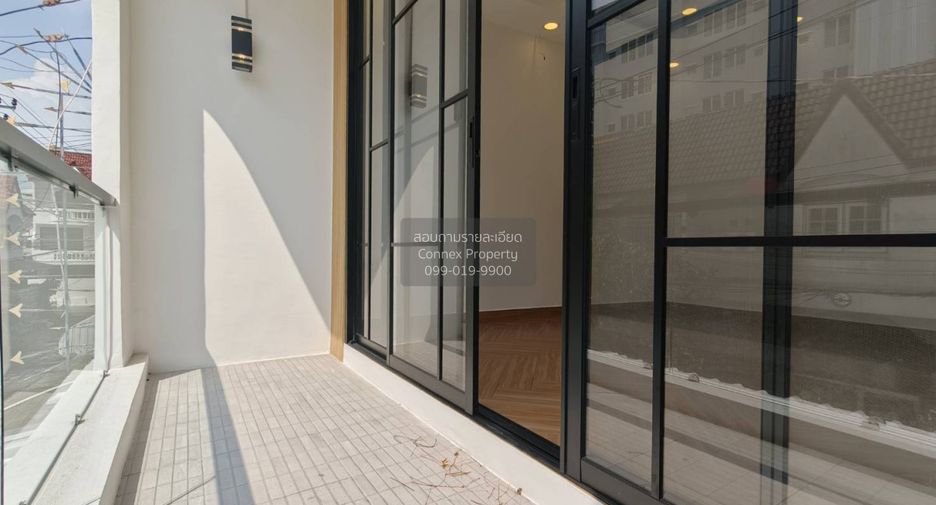 For sale 4 bedrooms townhouse in Wang Thonglang, Bangkok