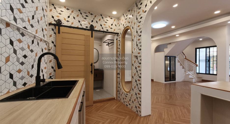 For sale 4 bedrooms townhouse in Wang Thonglang, Bangkok