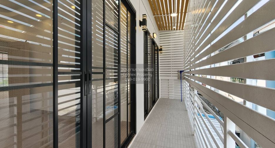 For sale 4 bedrooms townhouse in Wang Thonglang, Bangkok