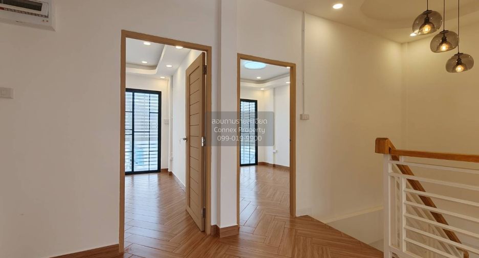 For sale 4 bedrooms townhouse in Wang Thonglang, Bangkok