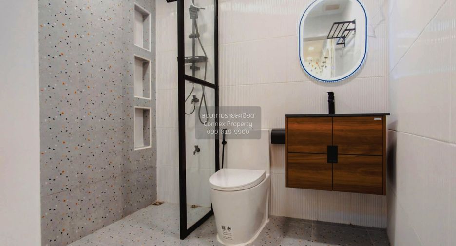 For sale 4 bedrooms townhouse in Wang Thonglang, Bangkok