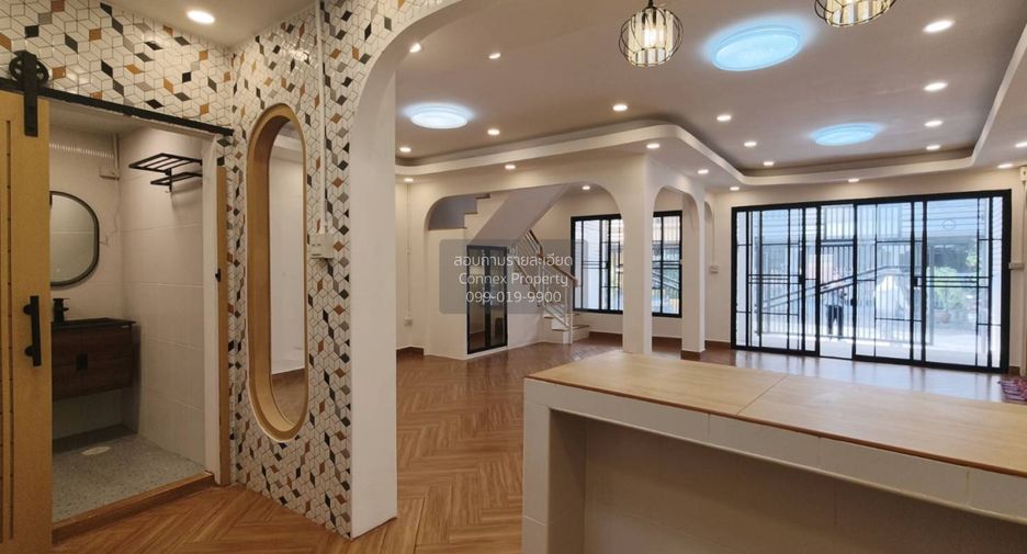 For sale 4 bedrooms townhouse in Wang Thonglang, Bangkok