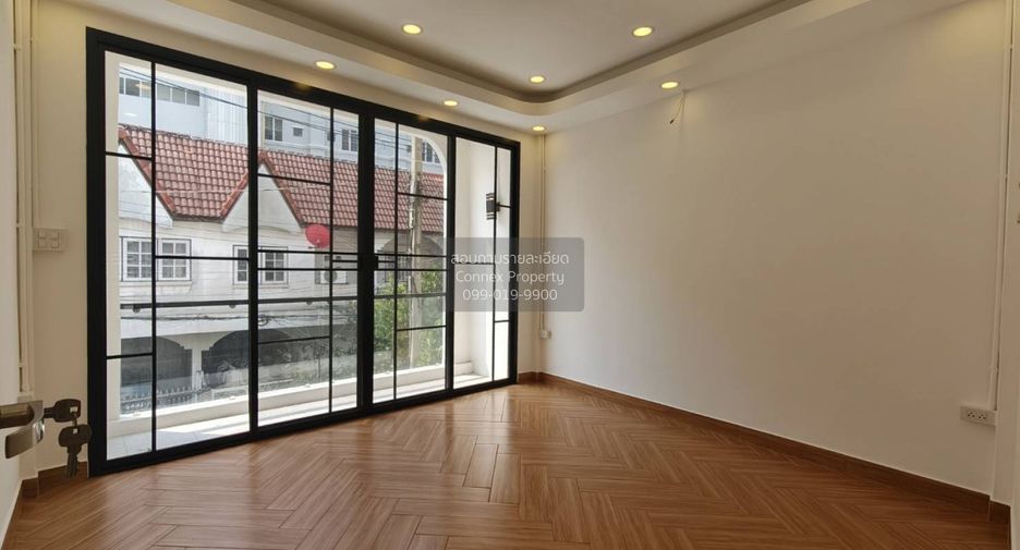 For sale 4 bedrooms townhouse in Wang Thonglang, Bangkok