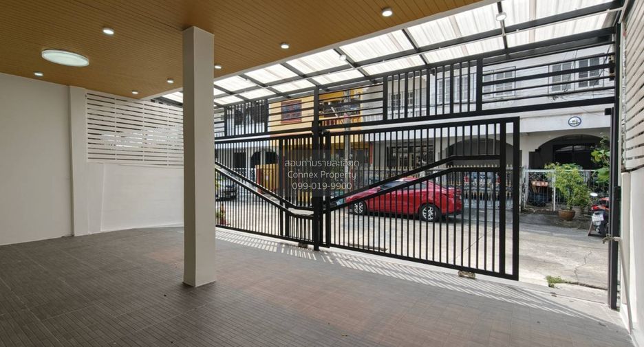 For sale 4 bedrooms townhouse in Wang Thonglang, Bangkok