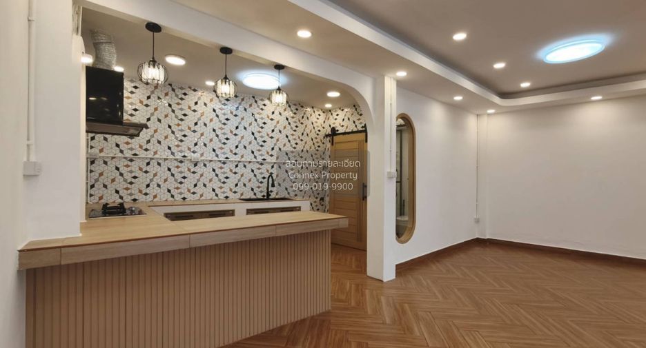 For sale 4 bedrooms townhouse in Wang Thonglang, Bangkok