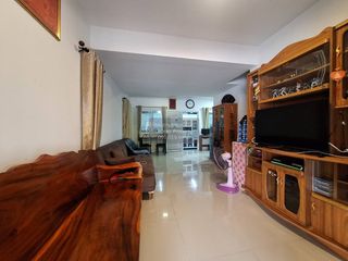 À vendre 3 chambres maison de ville à Si Racha, Chonburi