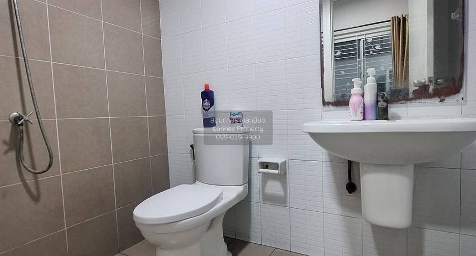 À vendre 3 chambres maison de ville à Si Racha, Chonburi