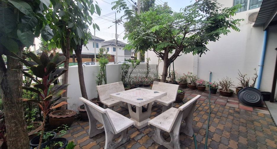 À vendre 3 chambres maison de ville à Si Racha, Chonburi