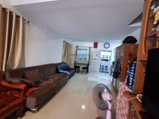 À vendre 3 chambres maison de ville à Si Racha, Chonburi