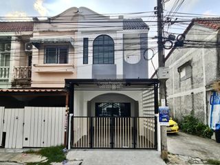 出售 3 卧室 联排别墅 在 Khlong Sam Wa, 曼谷