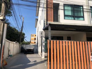 For sale 4 ベッドルーム townhouse in Khlong Toei, Bangkok