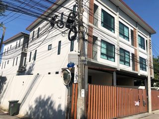 For sale 4 ベッドルーム townhouse in Khlong Toei, Bangkok