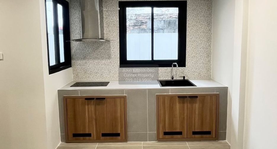For sale 2 bedrooms townhouse in Phra Khanong, Bangkok